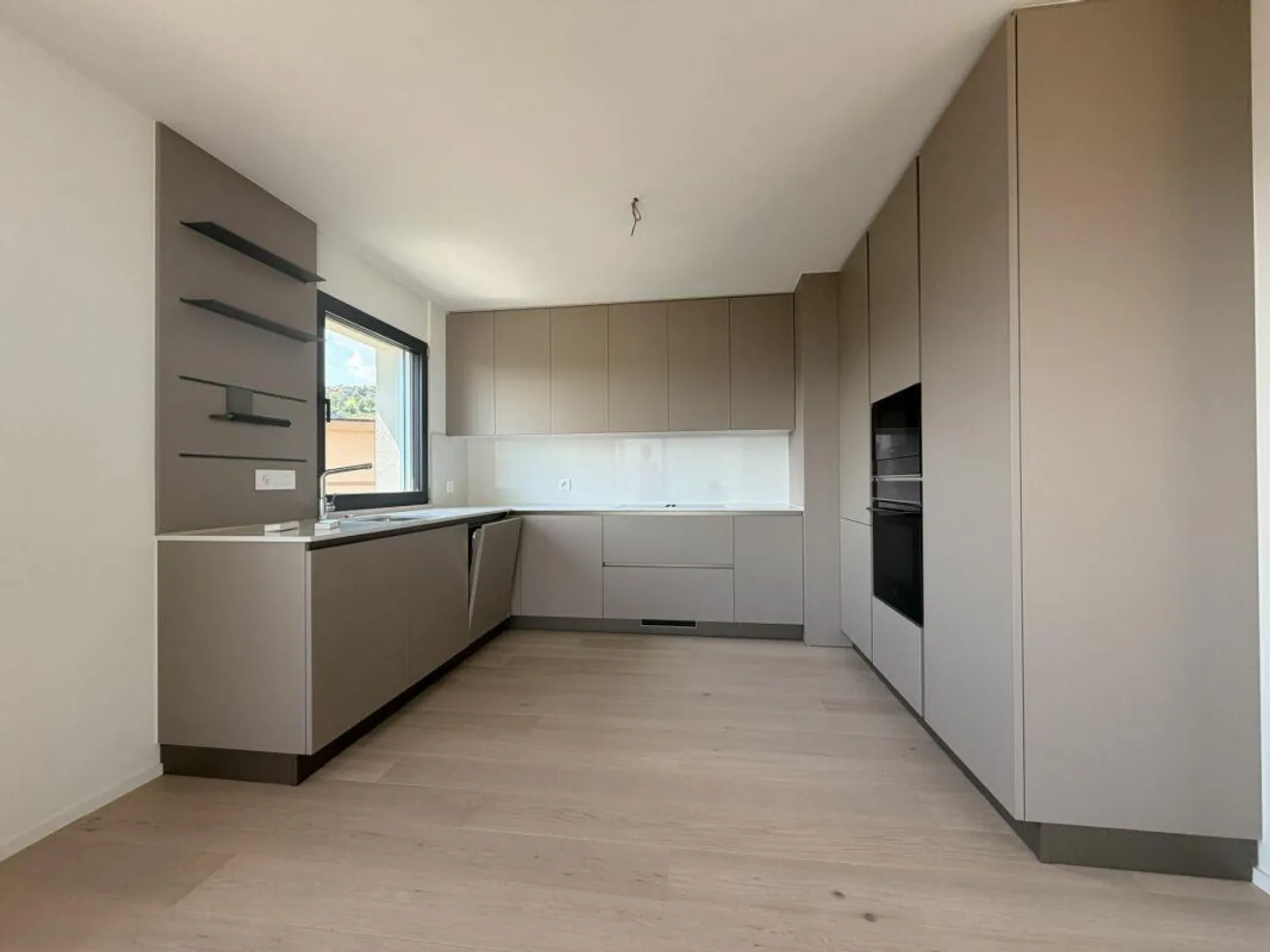 CANOBBIO - PENTHOUSE DI 4,5 LOCALI COMPLETAMENTE RISTRUTTURATO CON VISTA LAGO, TECNOLOGIA E COMFORT - Foto 2 di 18