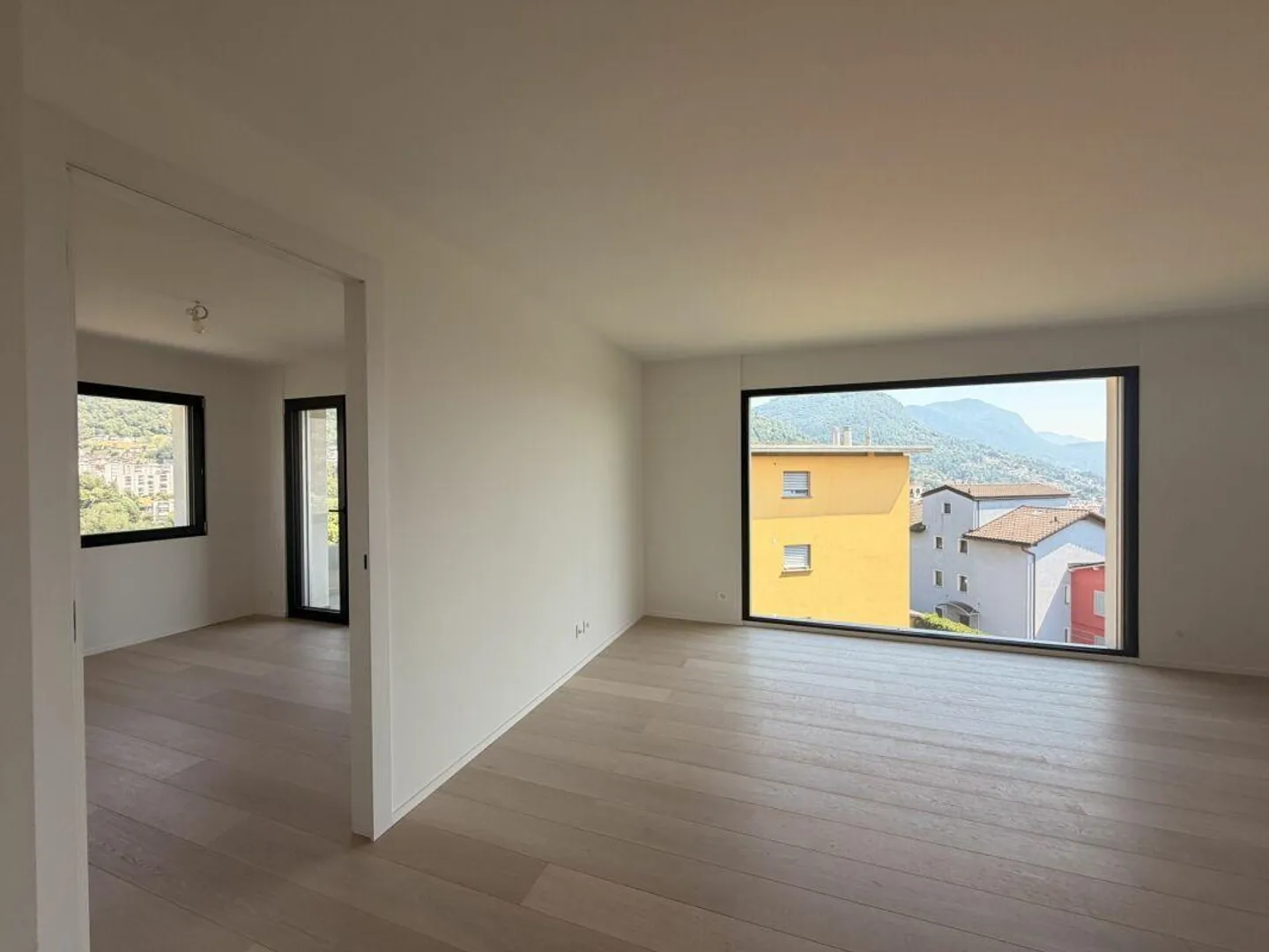 CANOBBIO - PENTHOUSE DI 4,5 LOCALI COMPLETAMENTE RISTRUTTURATO CON VISTA LAGO, TECNOLOGIA E COMFORT - Foto 8 di 18