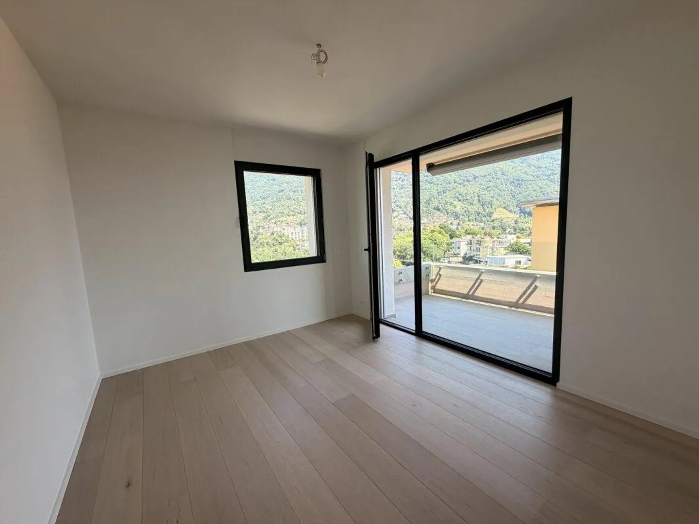 CANOBBIO - PENTHOUSE DI 4,5 LOCALI COMPLETAMENTE RISTRUTTURATO CON VISTA LAGO, TECNOLOGIA E COMFORT - Foto 9 di 18