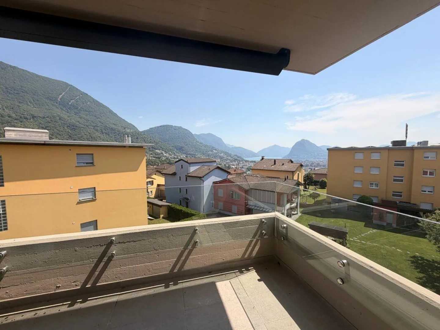 CANOBBIO - PENTHOUSE DI 4,5 LOCALI COMPLETAMENTE RISTRUTTURATO CON VISTA LAGO, TECNOLOGIA E COMFORT - Foto 11 di 18