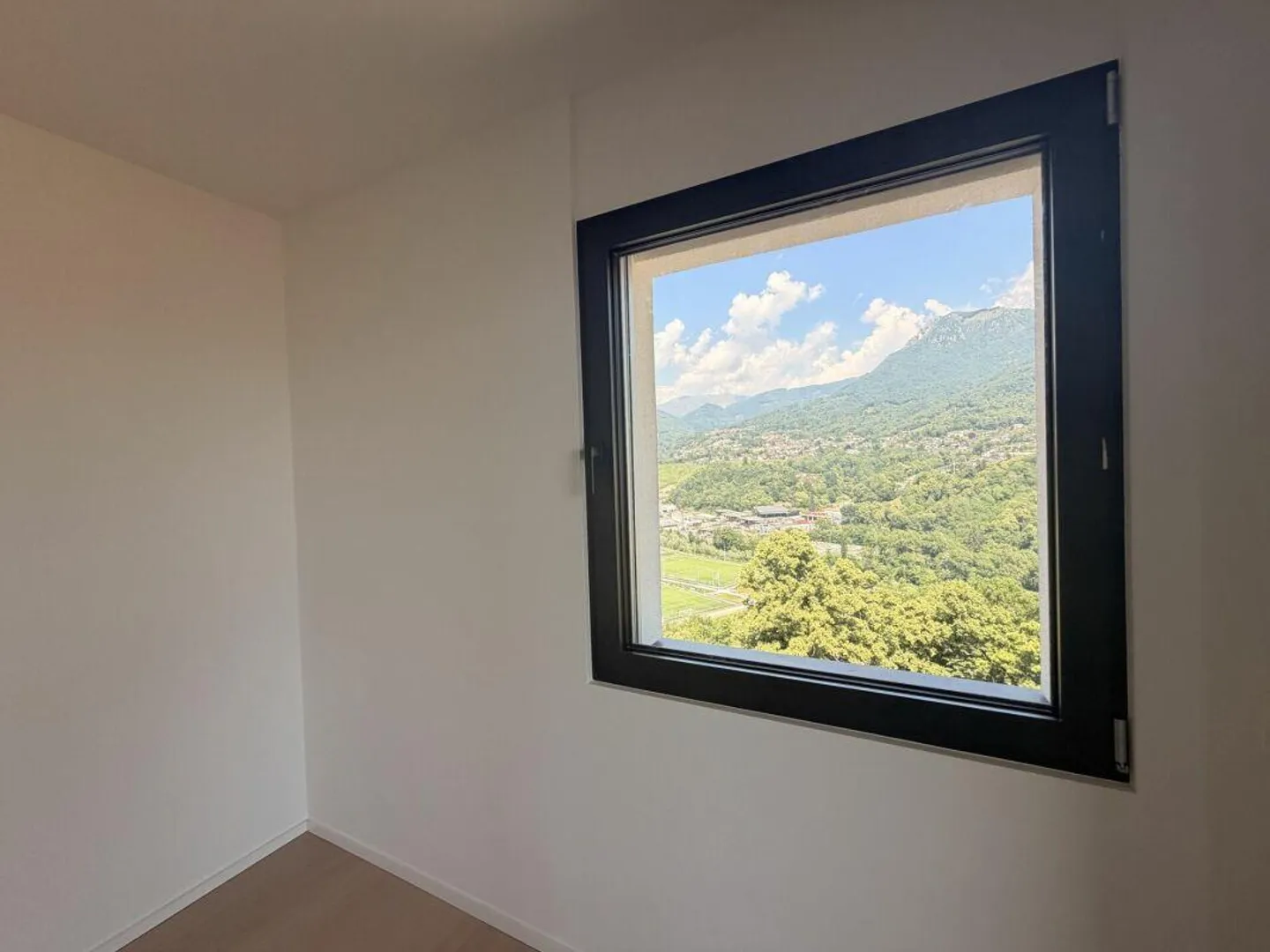 CANOBBIO - PENTHOUSE DI 4,5 LOCALI COMPLETAMENTE RISTRUTTURATO CON VISTA LAGO, TECNOLOGIA E COMFORT - Foto 4 di 18