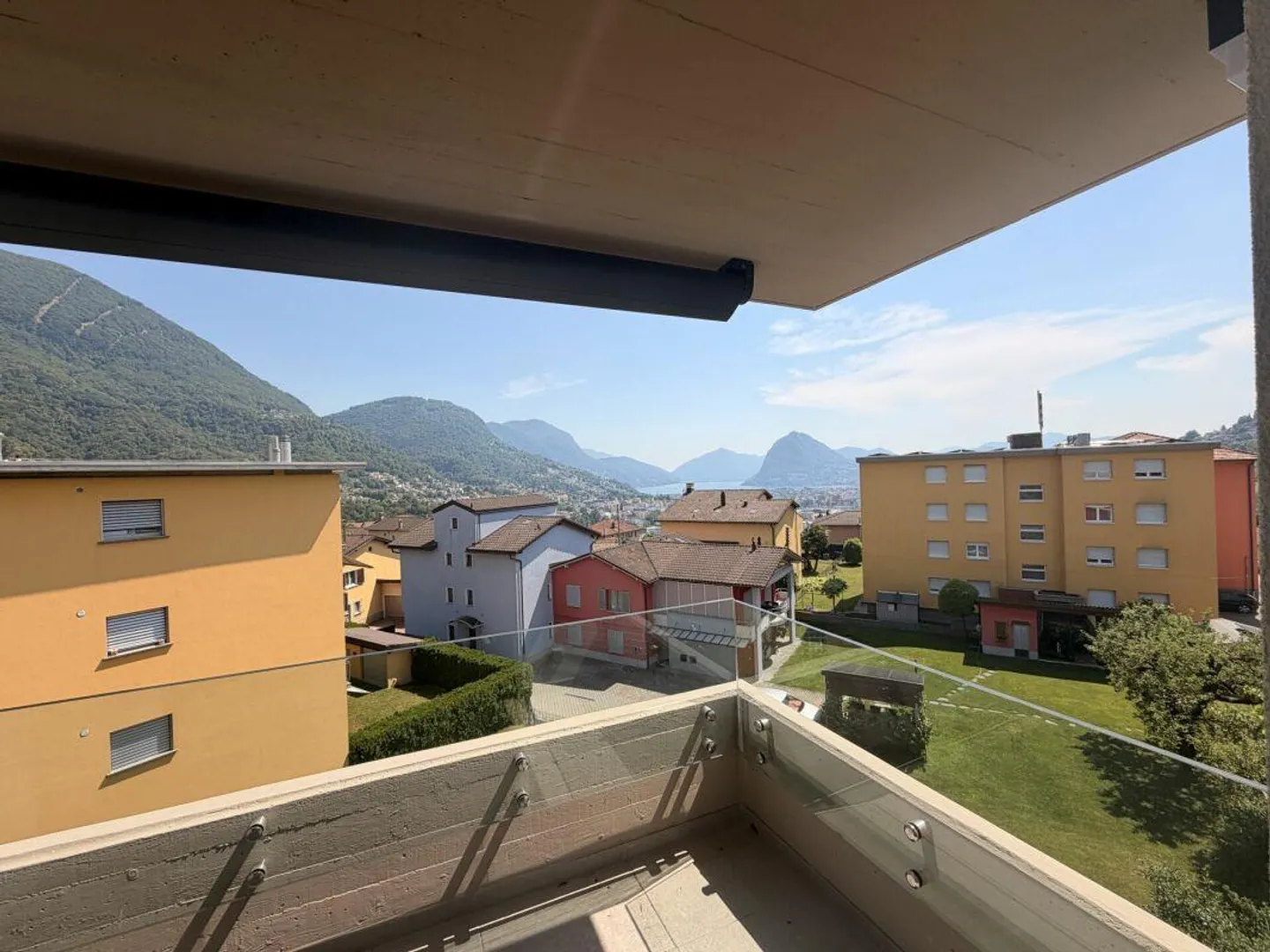 CANOBBIO - PENTHOUSE DI 4,5 LOCALI COMPLETAMENTE RISTRUTTURATO CON VISTA LAGO, TECNOLOGIA E COMFORT - Foto 5 di 18