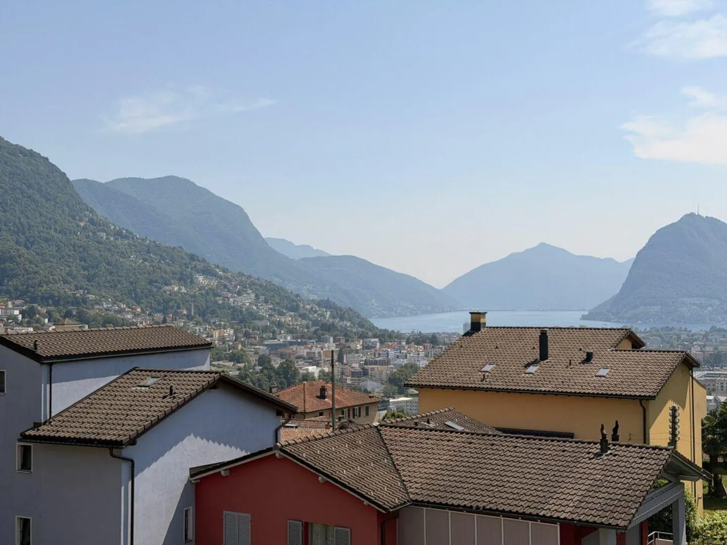 CANOBBIO - PENTHOUSE DI 4,5 LOCALI COMPLETAMENTE RISTRUTTURATO CON VISTA LAGO, TECNOLOGIA E COMFORT - Foto 6 di 18