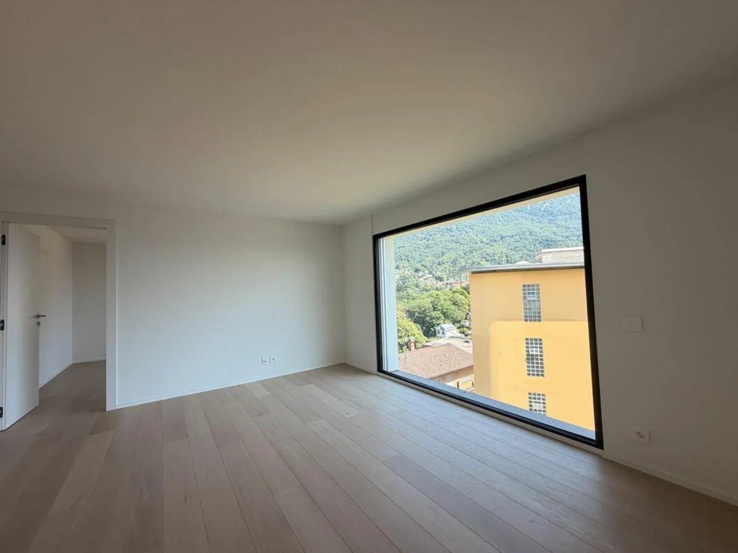 CANOBBIO - PENTHOUSE DI 4,5 LOCALI COMPLETAMENTE RISTRUTTURATO CON VISTA LAGO, TECNOLOGIA E COMFORT - Foto 7 di 18
