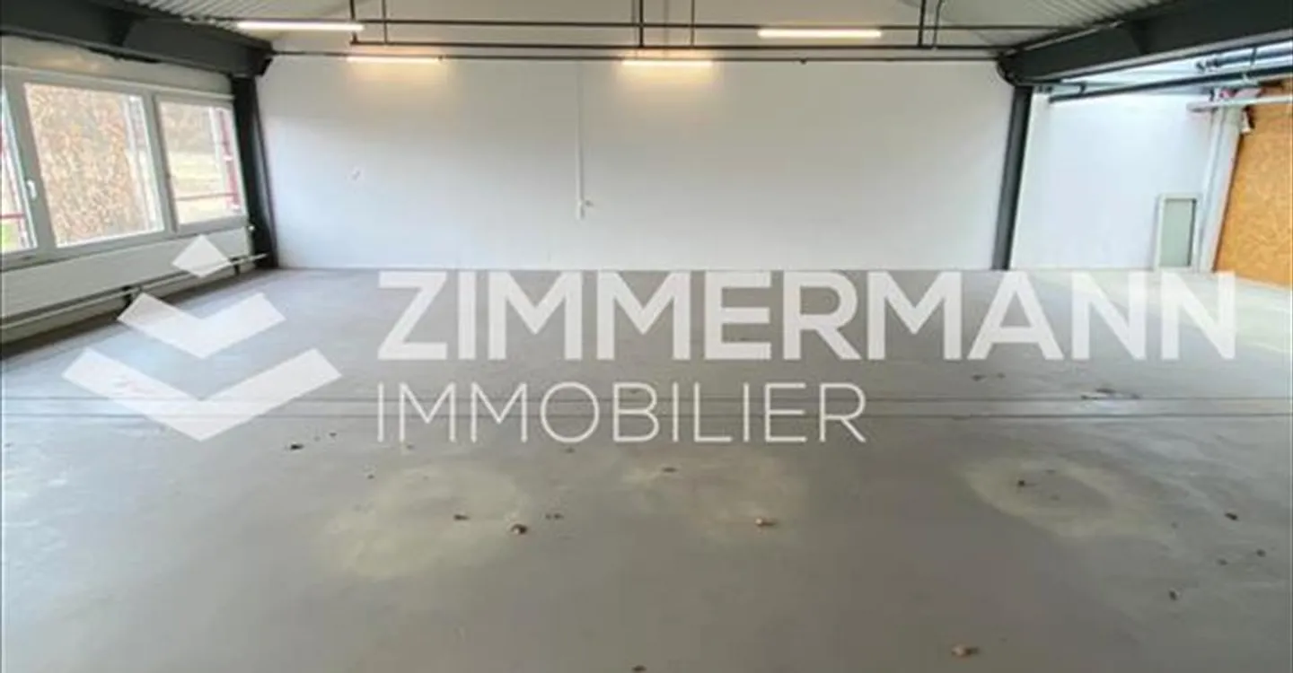 Mixed-use building for rent - Photo 1 of 4