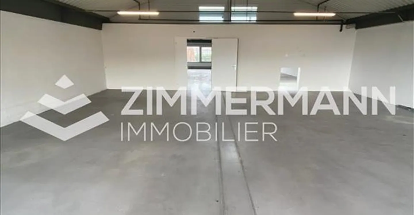 Mixed-use building for rent - Photo 2 of 4