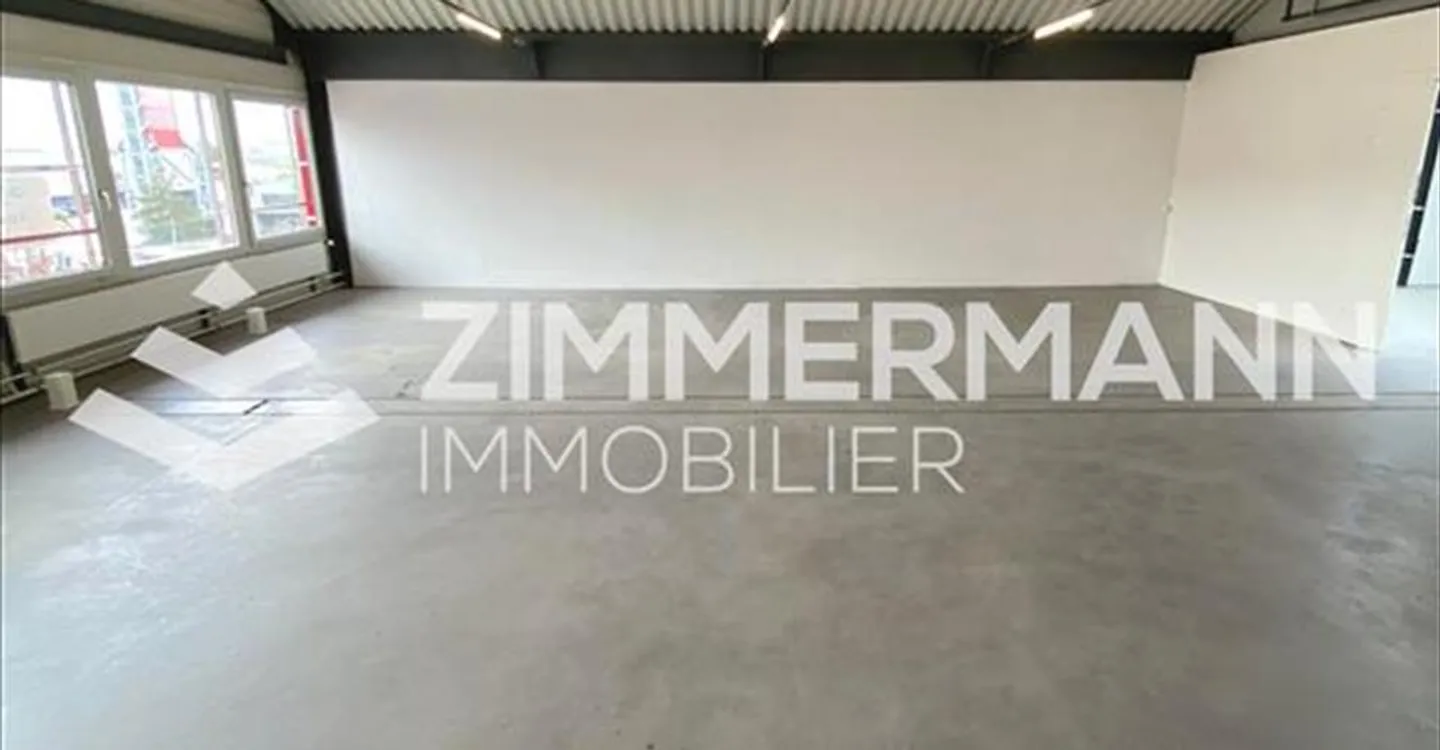 Mixed-use building for rent - Photo 3 of 4