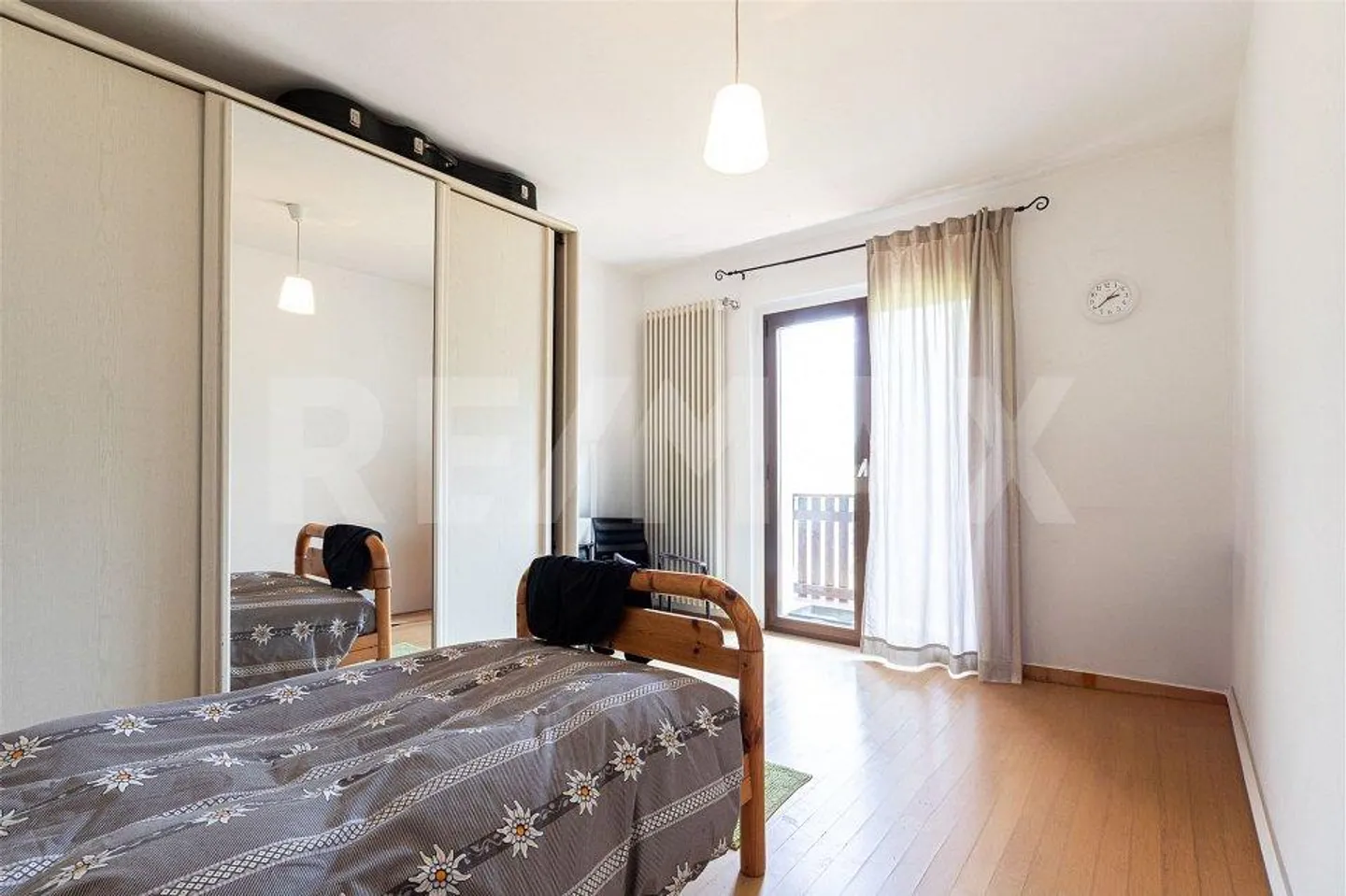 Semi-detached house with a view - Photo 9 of 13