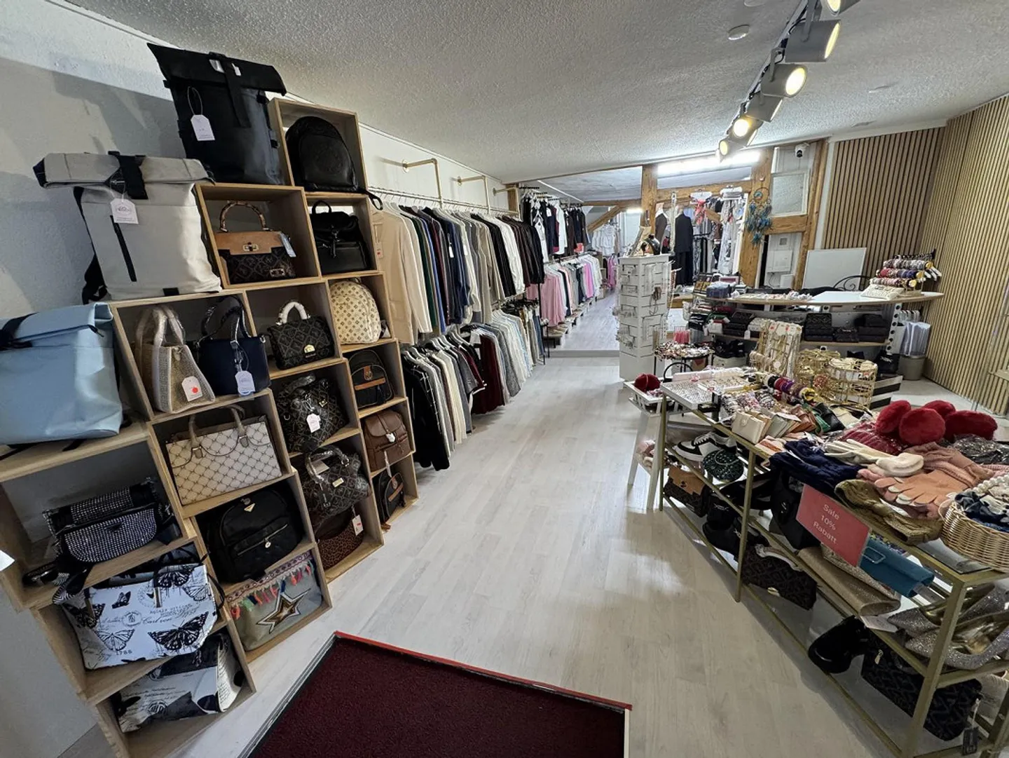 Votre magasin - en plein centre. - Photo 5 sur 7