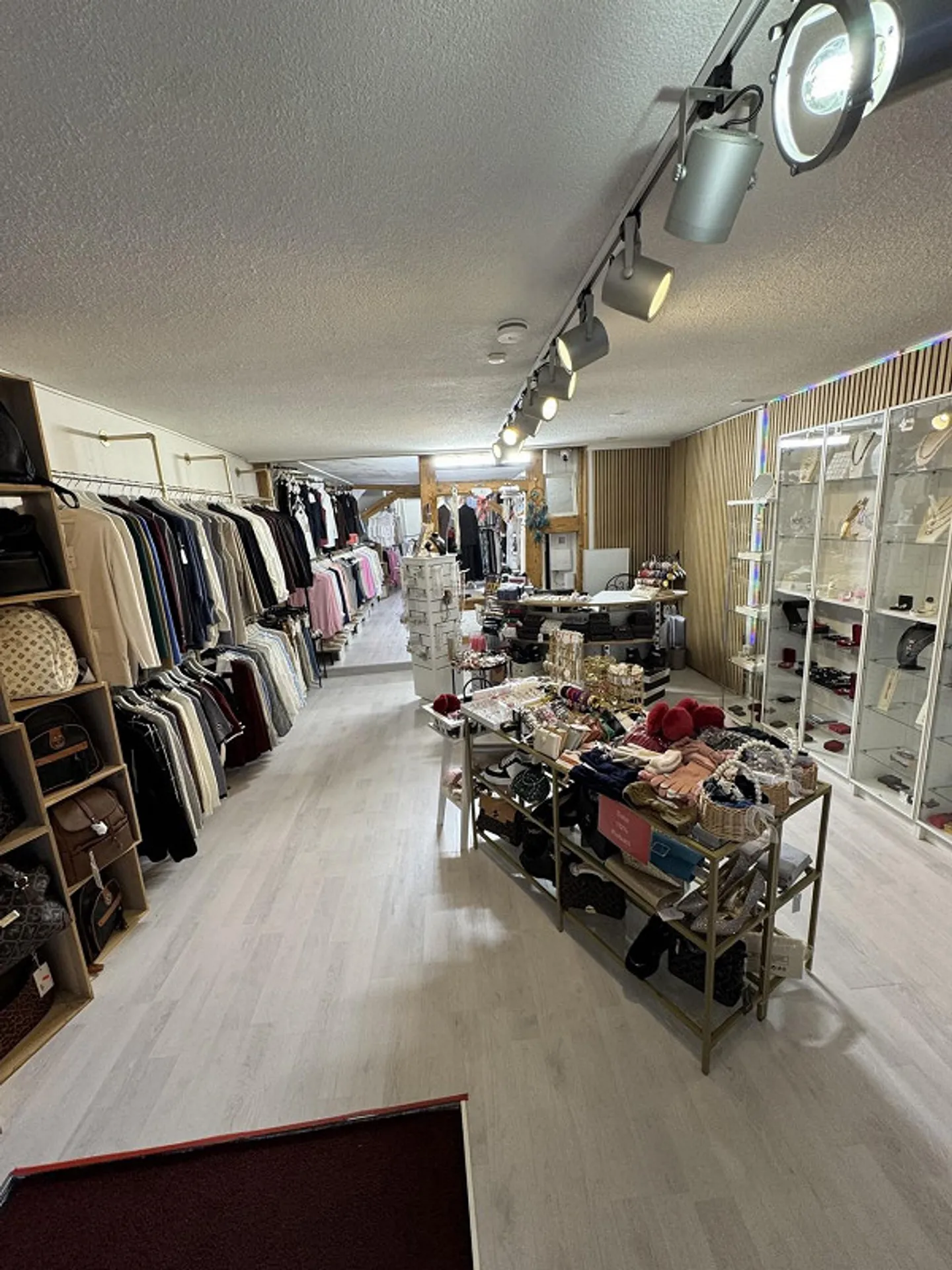 Votre magasin - en plein centre. - Photo 6 sur 7