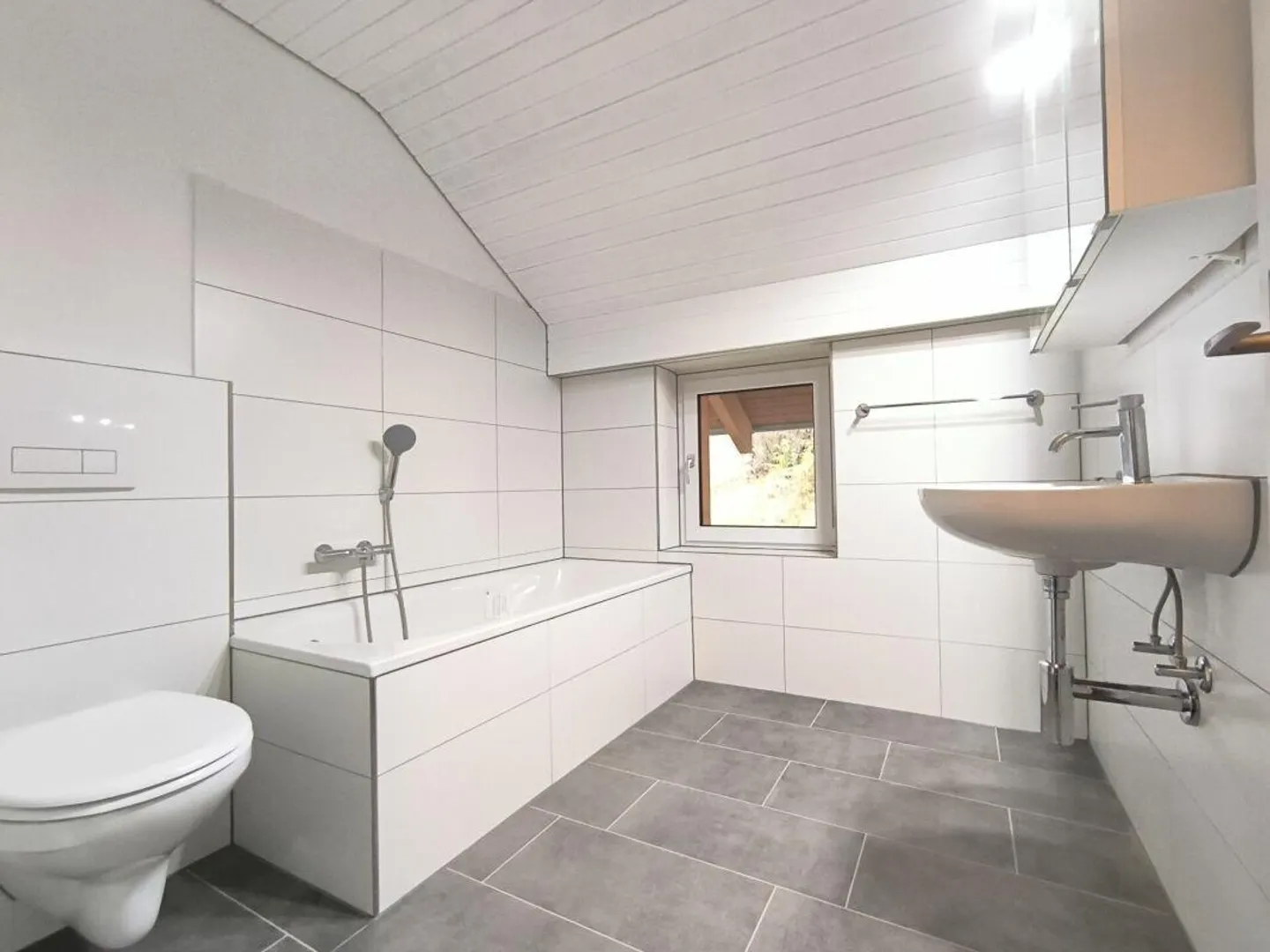 Attractive 5.5-room penthouse apartment with fireplace in Zuzwil - available immediately - Photo 7 of 8