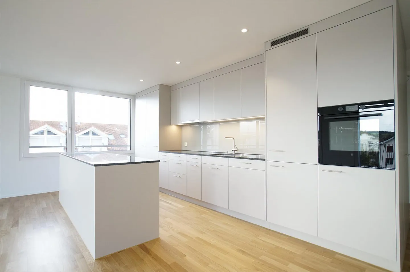 Appartement sous les combles spacieux de 4,5 pièces au cœur d'Inwil - Photo 2 sur 8