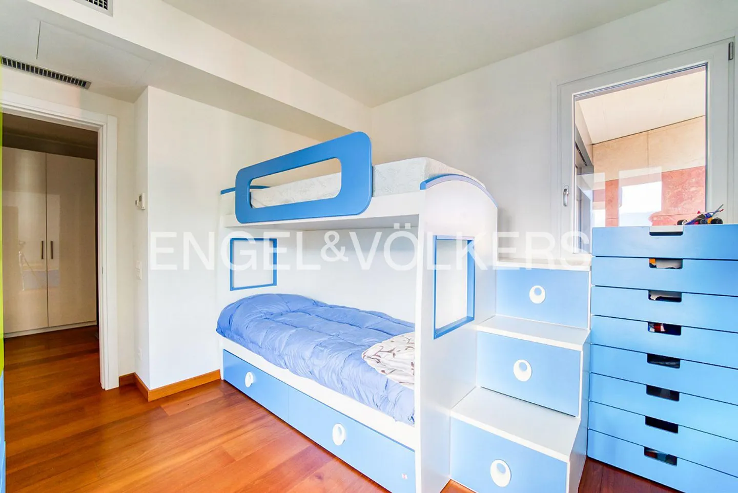 Beautiful Rooftop Terrace with Lake View - Photo 8 of 13