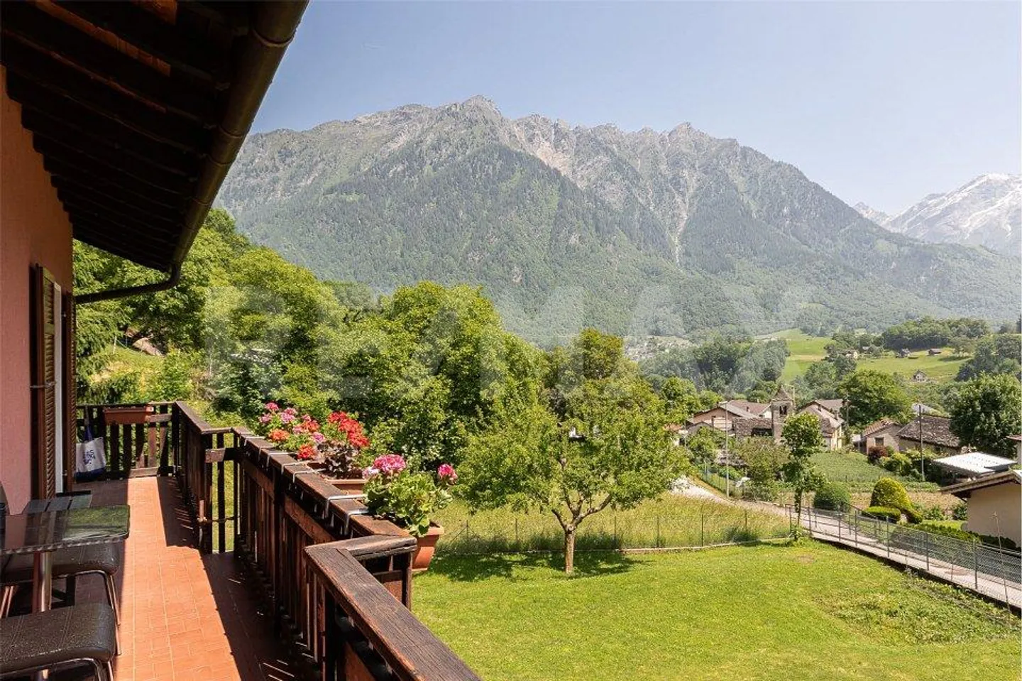 Semi-detached house with a view - Photo 12 of 13