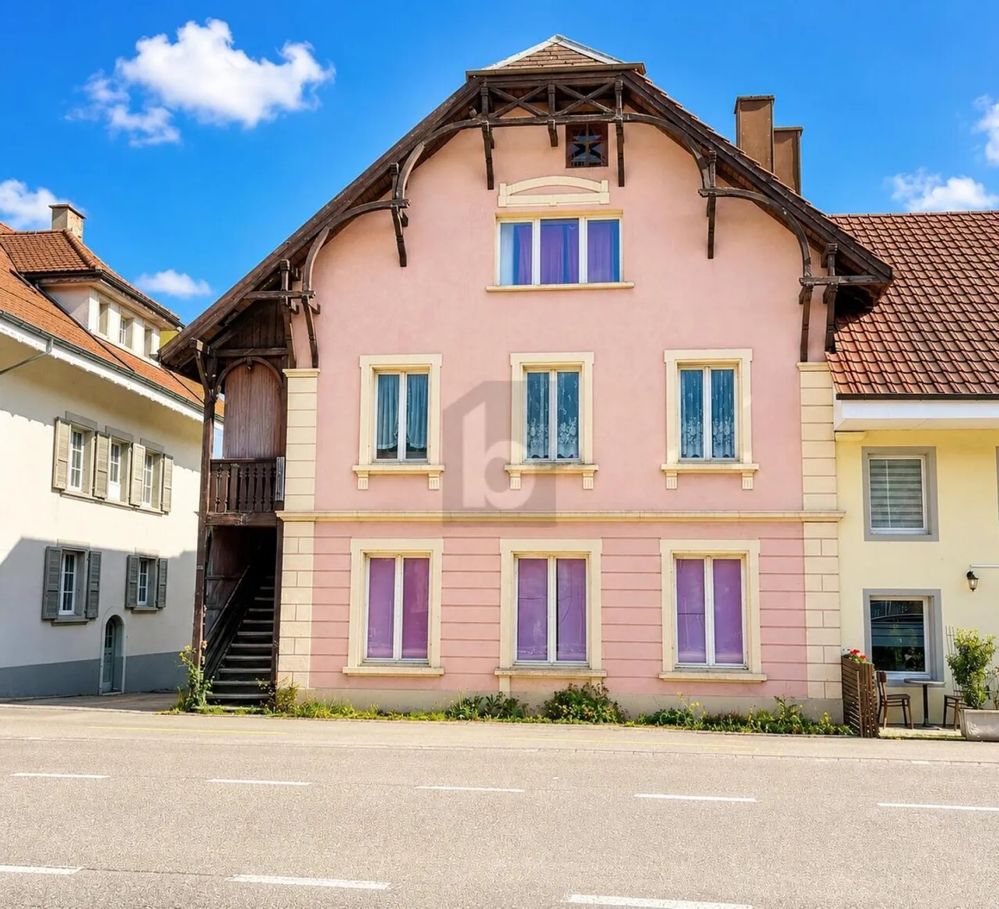 Mehrfamilienhaus mit grosser Terrasse - Foto 1 von 6