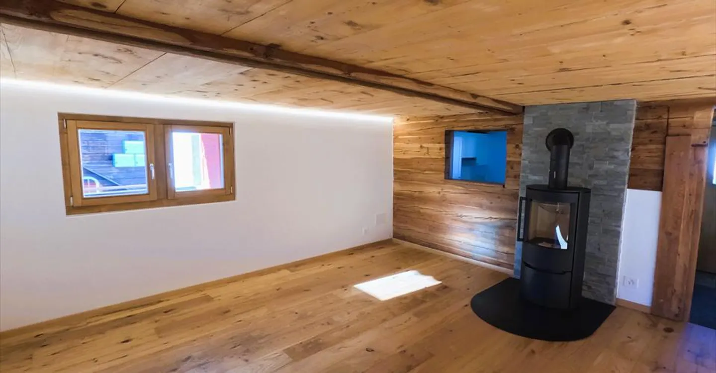 Charming 3.5-room apartment fully renovated in the heart of Vissoie - Photo 2 of 15