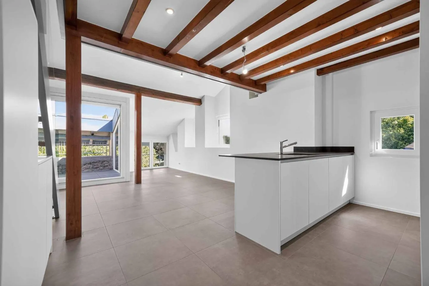 Magnificent duplex with mezzanine and exposed beams - Photo 3 of 8