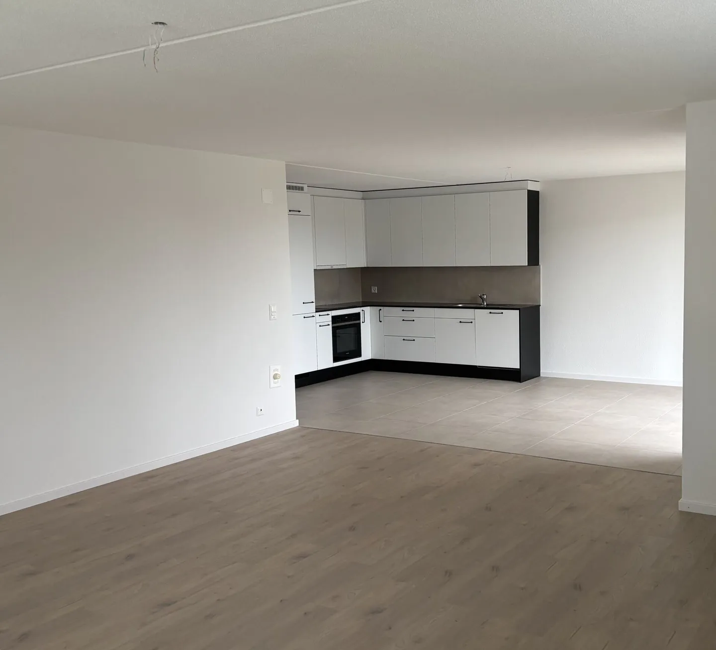 Appartement de 5.5 pièces entièrement rénové - Photo 2 sur 12