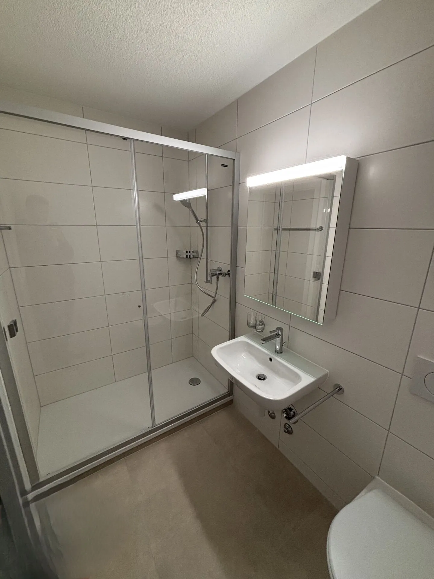 Appartement de 5.5 pièces entièrement rénové - Photo 4 sur 12
