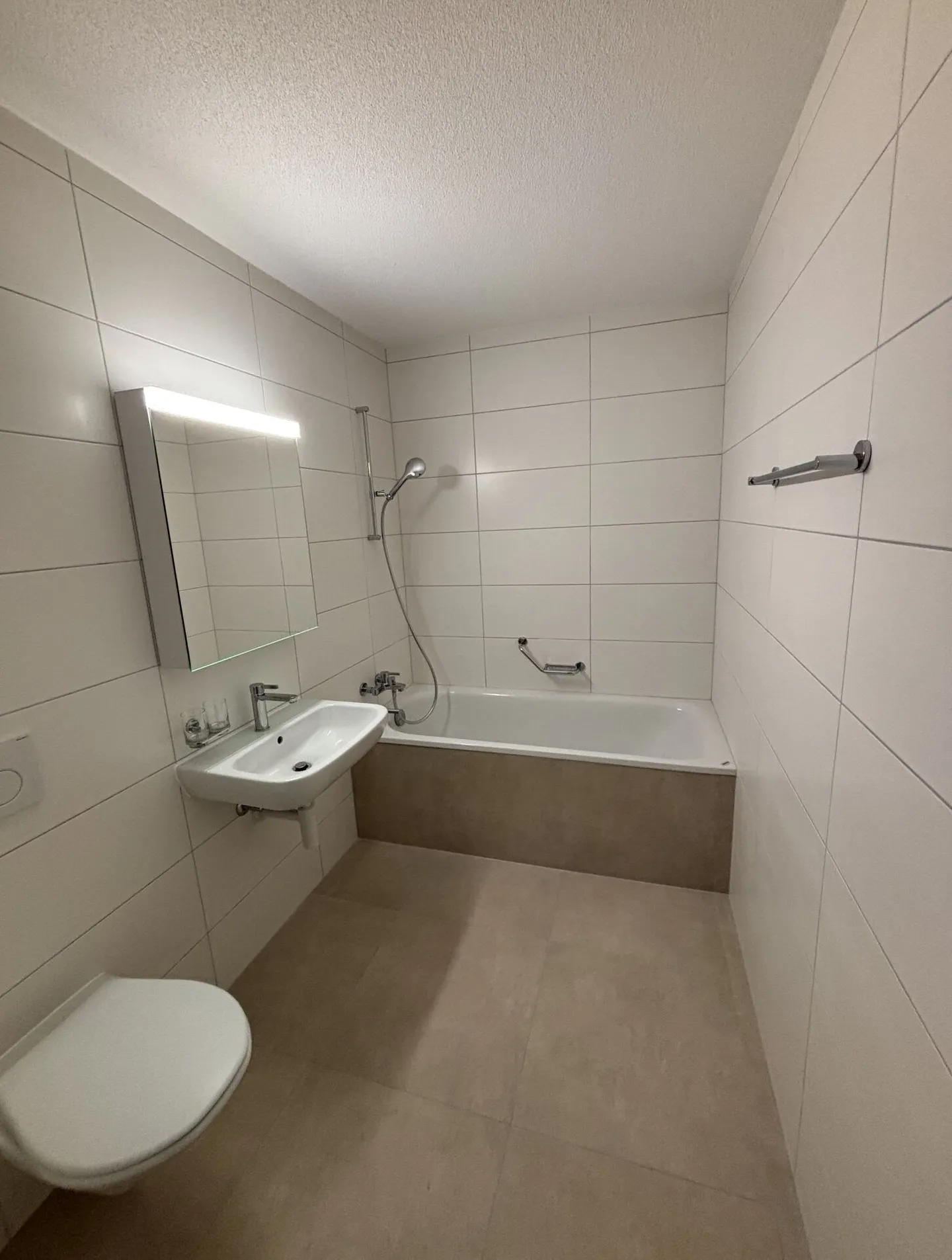 Appartement de 5.5 pièces entièrement rénové - Photo 5 sur 12