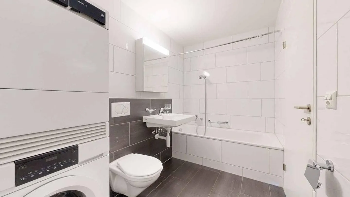 Modern apartment right in the center - Photo 4 of 12