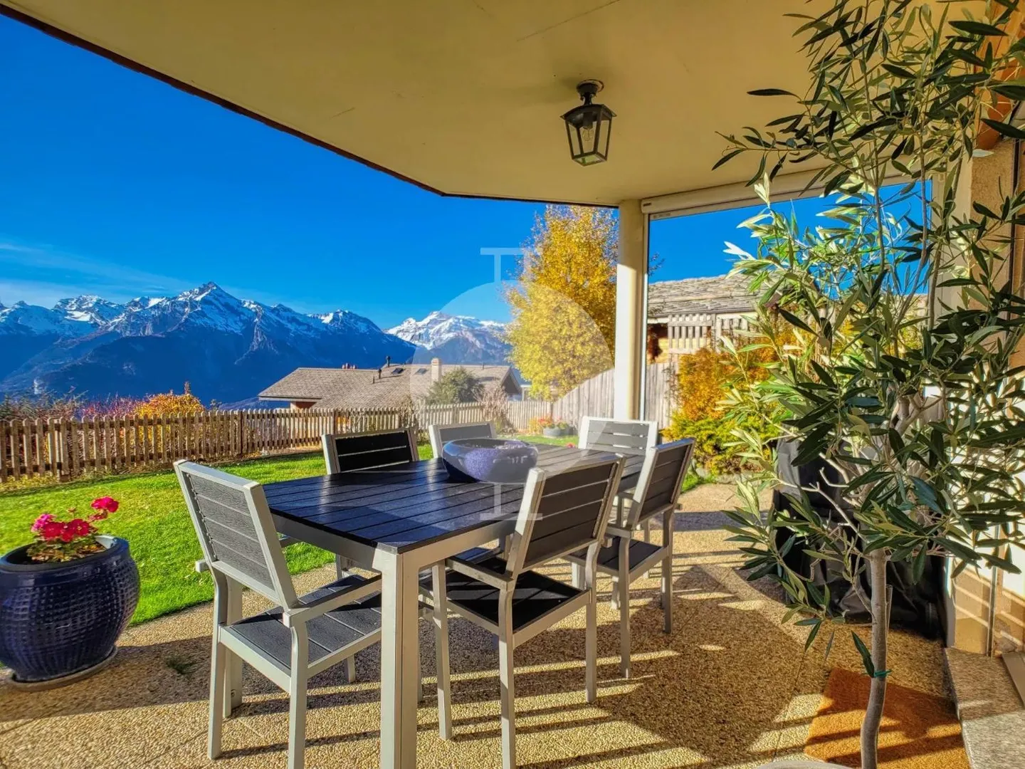 Magnificent 5.5-room apartment with high standards and large garden with panoramic mountain views - Photo 13 of 13
