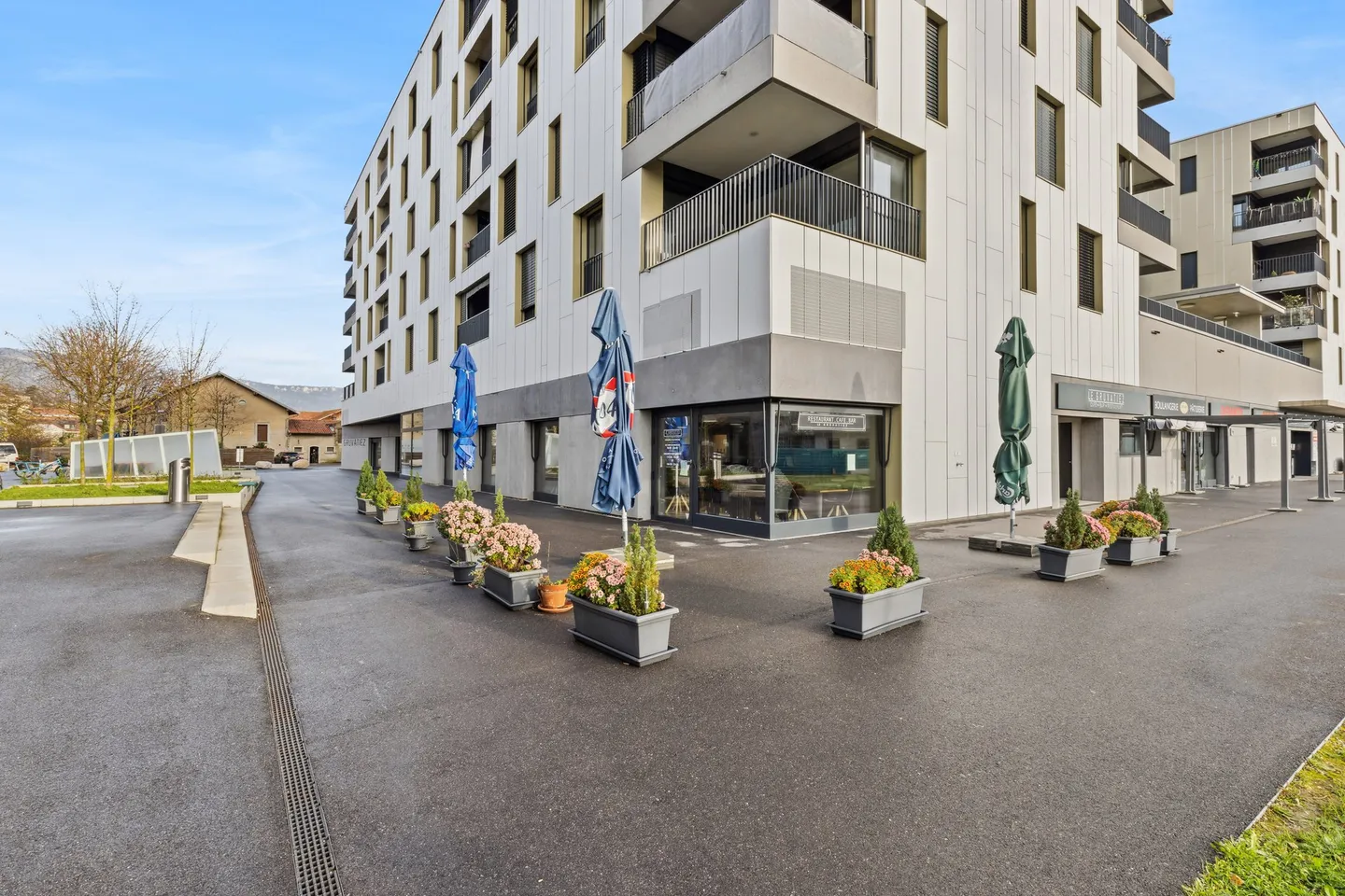 In a shopping center in Orbe - Photo 1 of 13