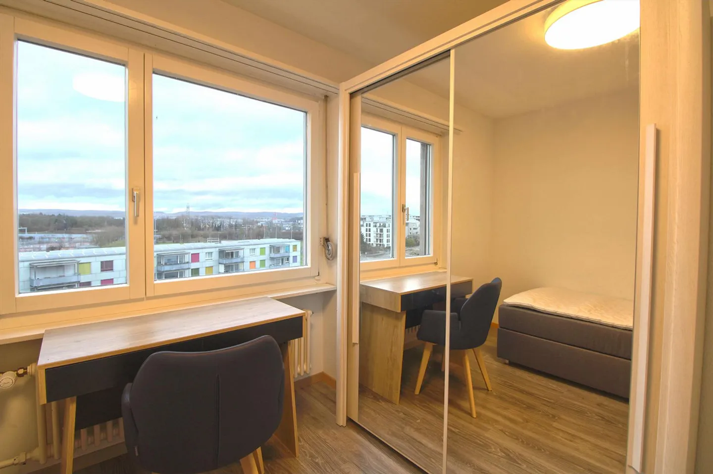 Chambre meublée dans un appartement modernisé dans un emplacement de choix - Photo 2 sur 8