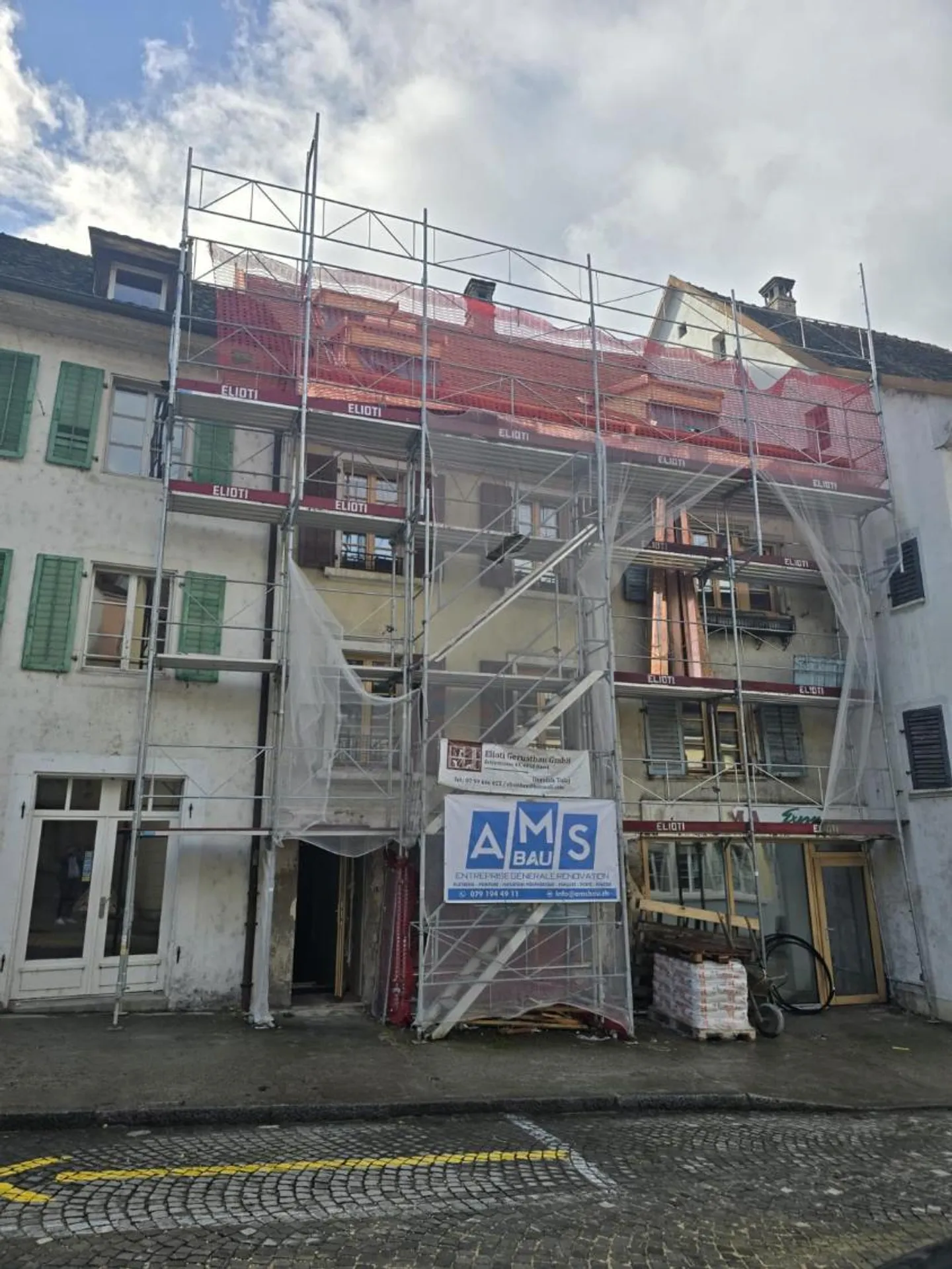 Building completely renovated? 4 apartments + 1 commercial space in Porrentruy (JU) - Photo 1 of 5