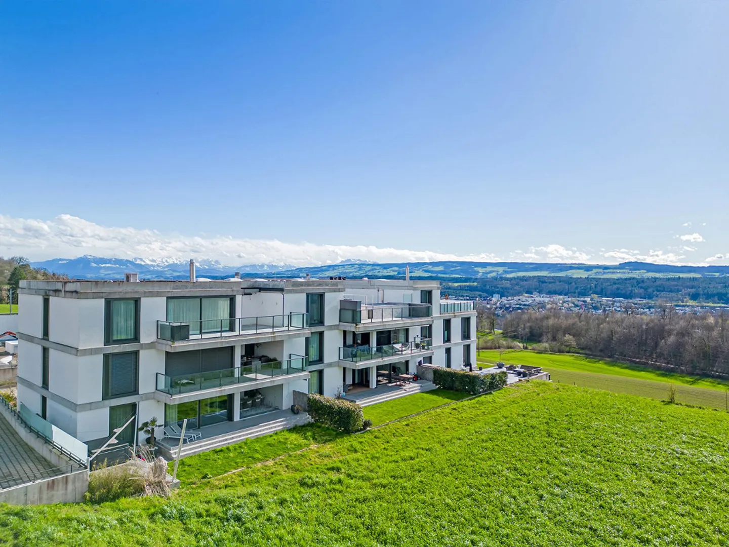 Exclusive living with plenty of privacy and panoramic views - Photo 2 of 12