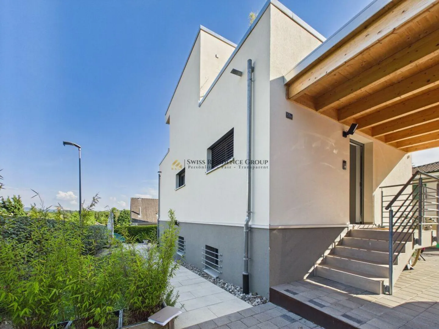 Appartement en attique en duplex de 3,5 pièces avec terrasse sur le toit ensoleillée de 46 m2 - Photo 2 sur 21