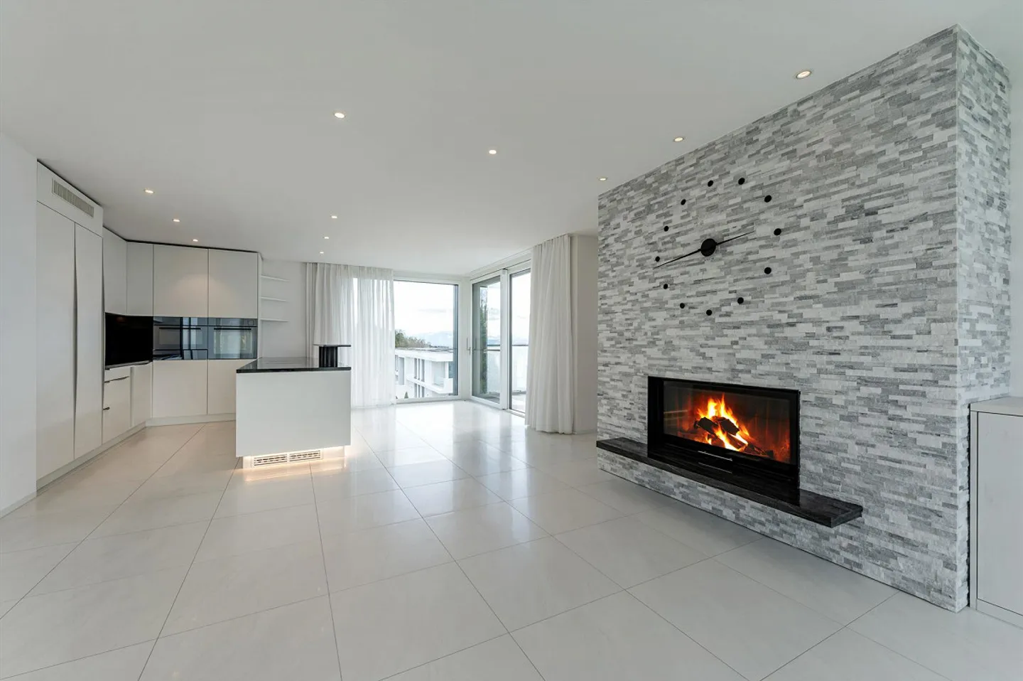 Exclusive living with plenty of privacy and panoramic views - Photo 3 of 12