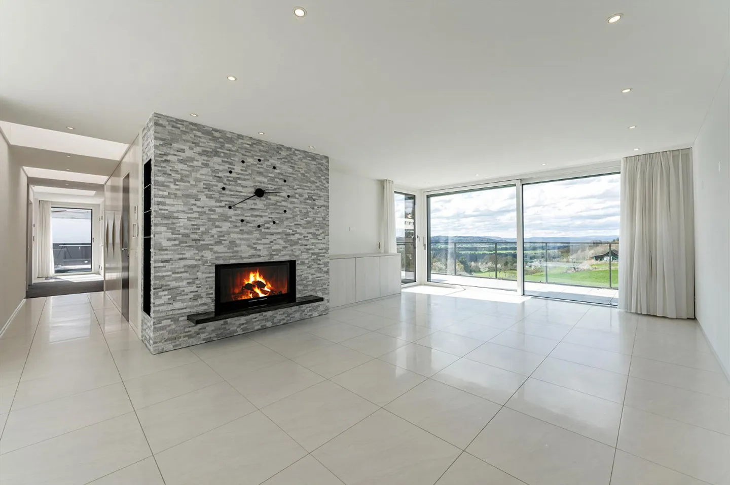 Exclusive living with plenty of privacy and panoramic views - Photo 4 of 12