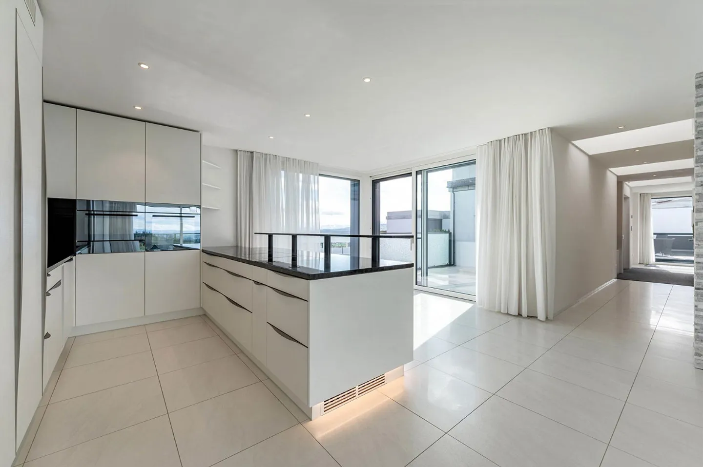 Exclusive living with plenty of privacy and panoramic views - Photo 5 of 12