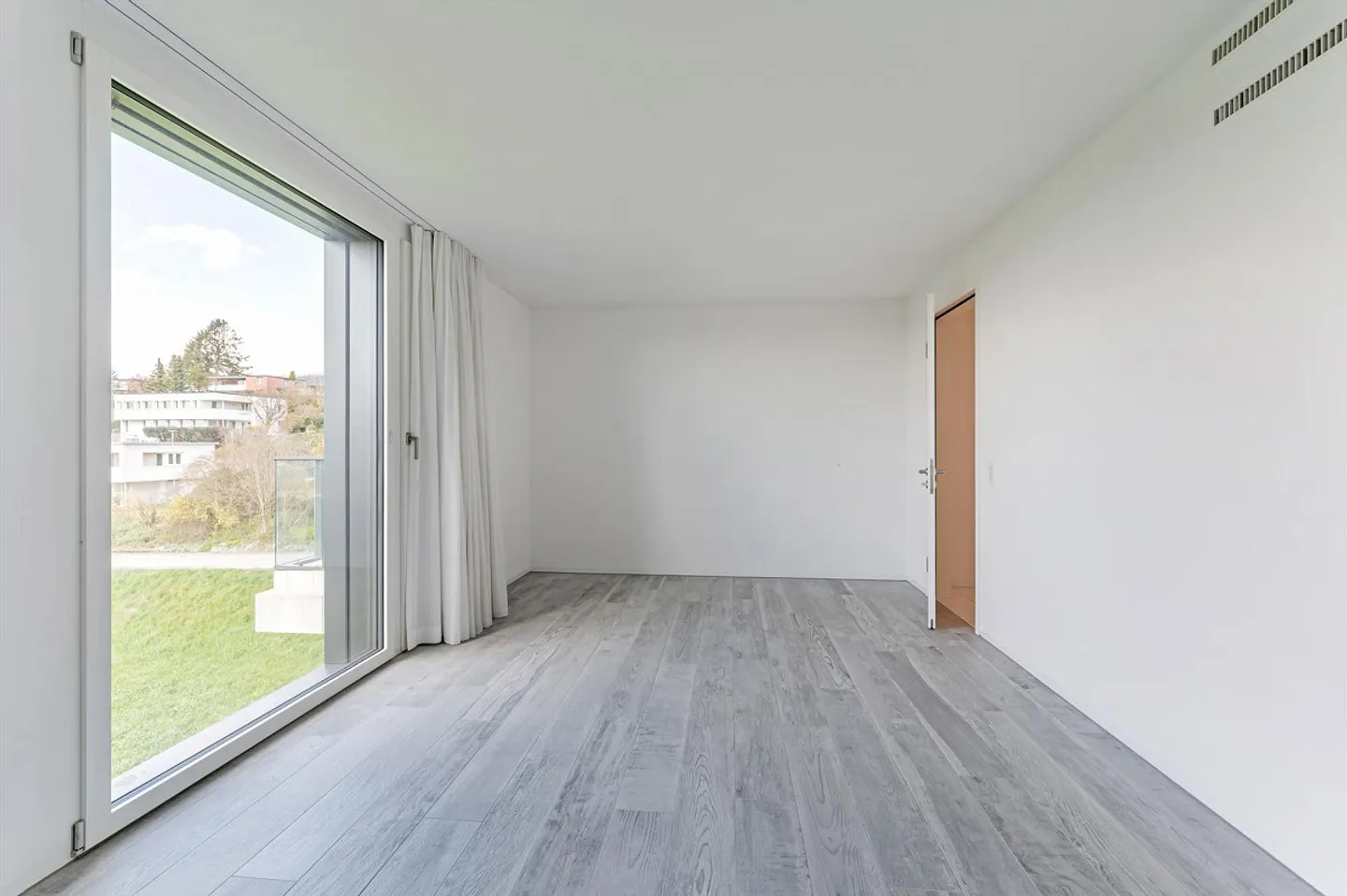 Exclusive living with plenty of privacy and panoramic views - Photo 6 of 12