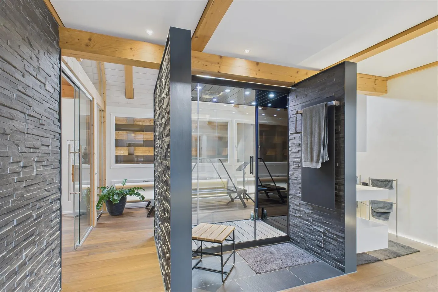 Mixed building - Photo 8 of 13