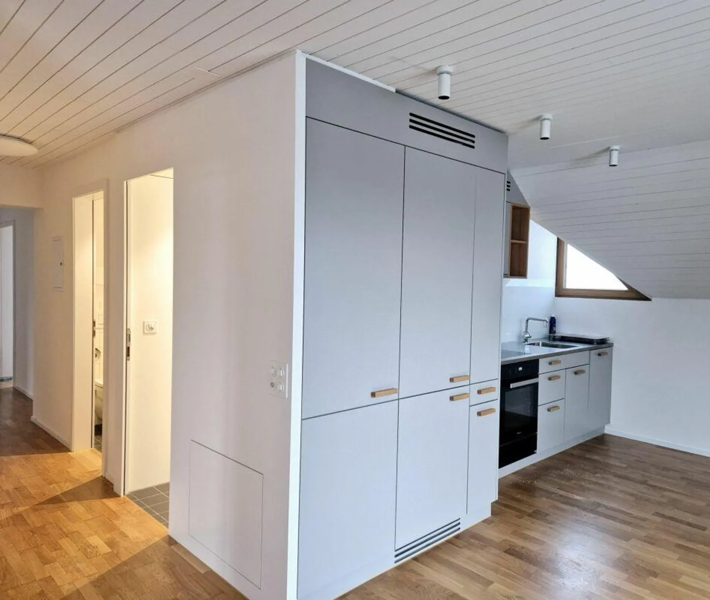 Appartamento attico ristrutturato con vista lago in affitto - Foto 5 di 10