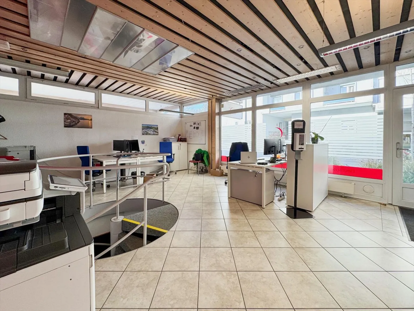 Belles espaces commerciaux près du centre-ville. - Photo 4 sur 12