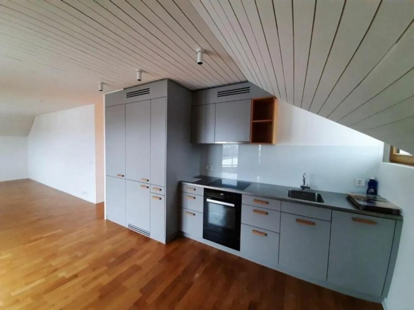 Appartamento attico ristrutturato con vista lago in affitto - Foto 6 di 10