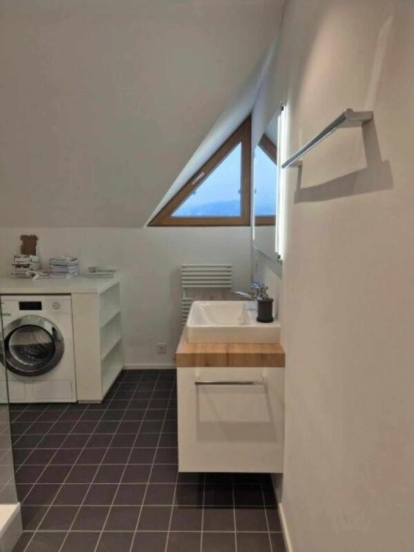 Appartamento attico ristrutturato con vista lago in affitto - Foto 3 di 10