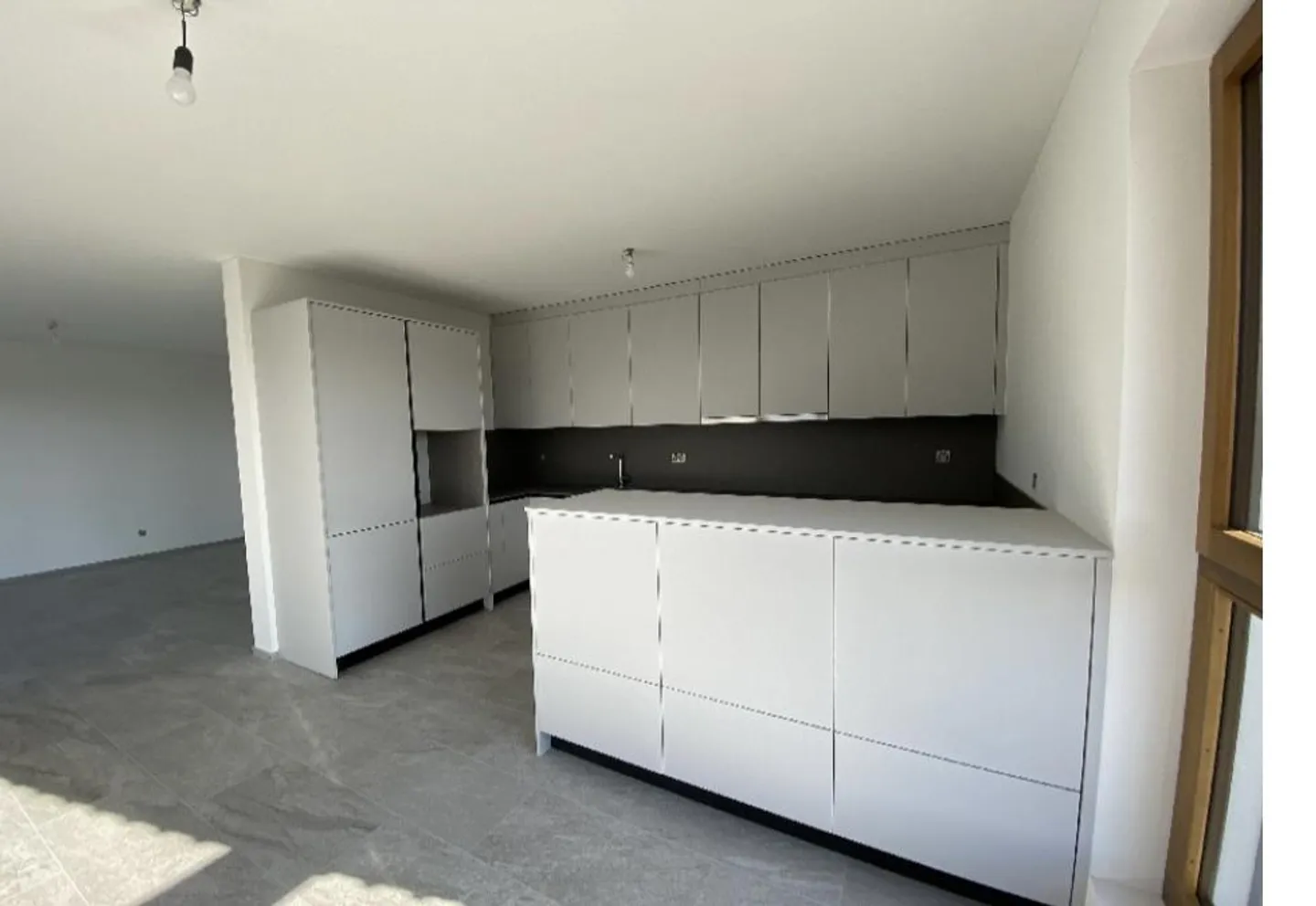 Bâtiment générant des revenus avec 3 appartements et 6 places de parking - Photo 2 sur 5