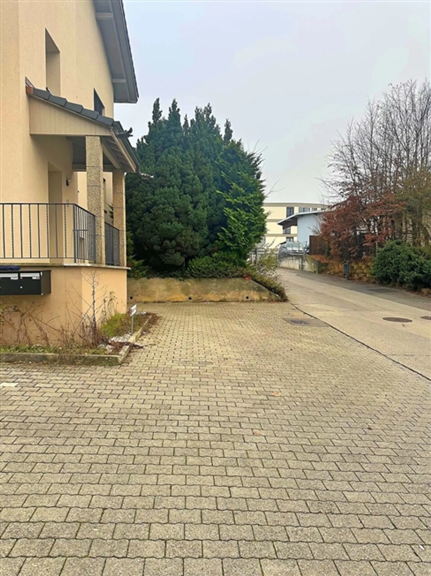 Un posto auto all'aperto è disponibile per l'affitto a Estavayer-le-Lac vicino alla scuola secondaria. - Foto 1 di 1