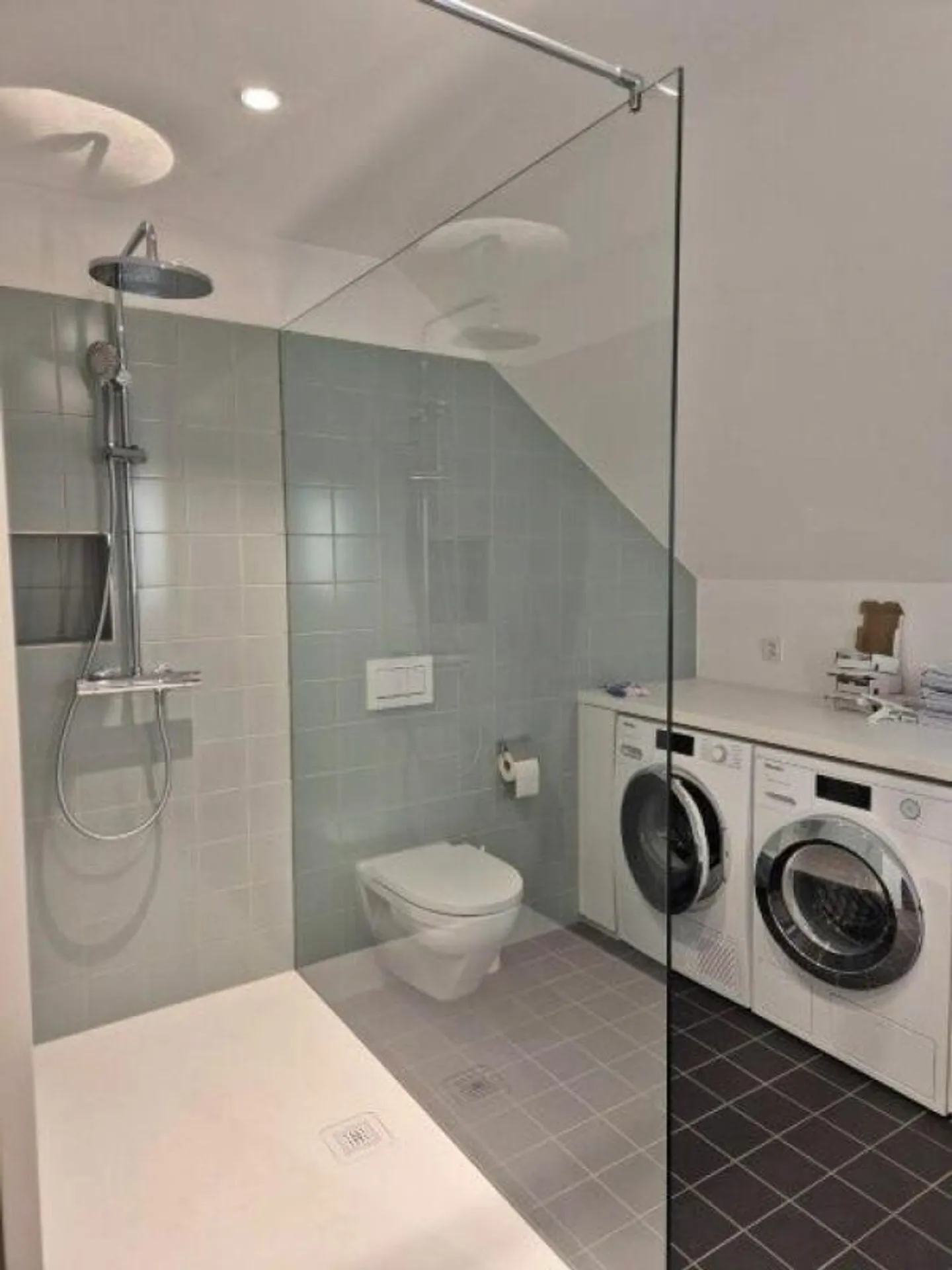 Appartamento attico ristrutturato con vista lago in affitto - Foto 4 di 10