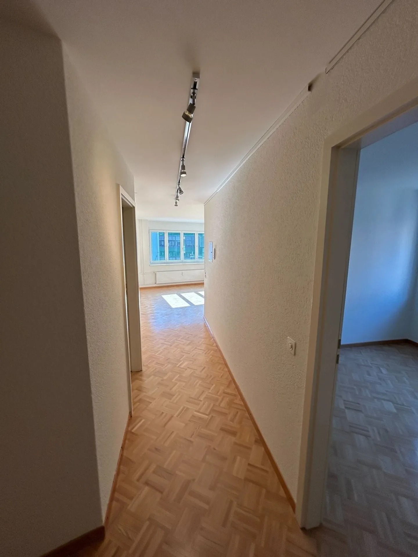 Appartement spacieux de 3,5 pièces dans le centre-ville - Photo 7 sur 8