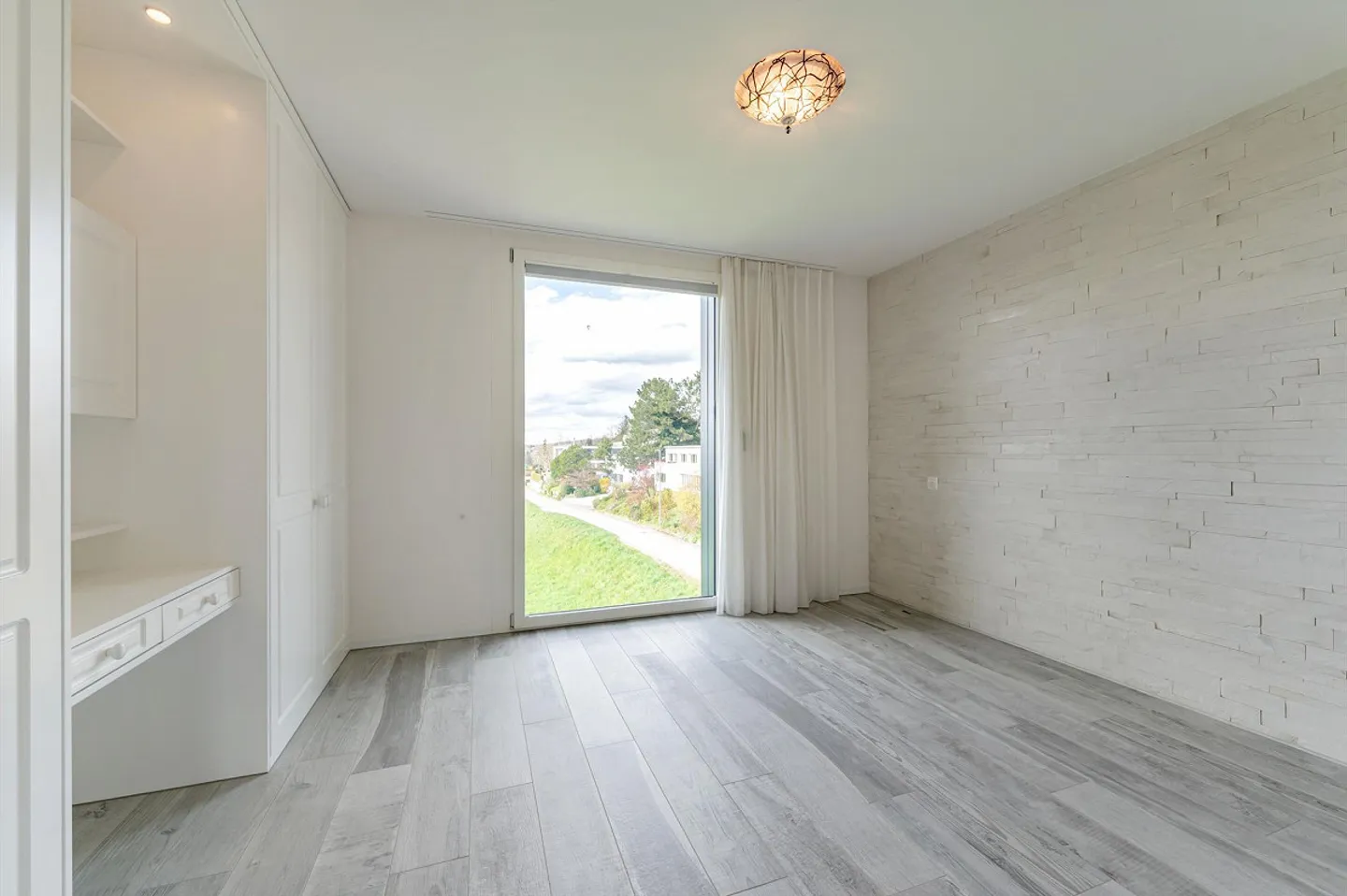 Exclusive living with plenty of privacy and panoramic views - Photo 7 of 12