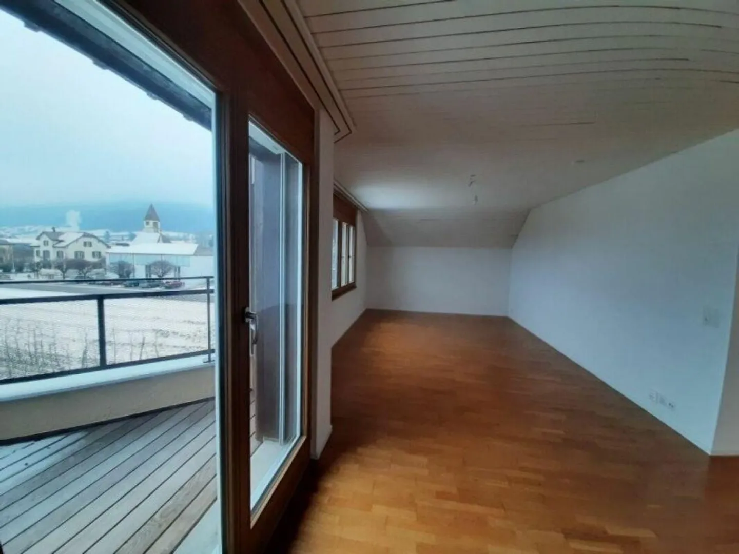 Appartamento attico ristrutturato con vista lago in affitto - Foto 7 di 10