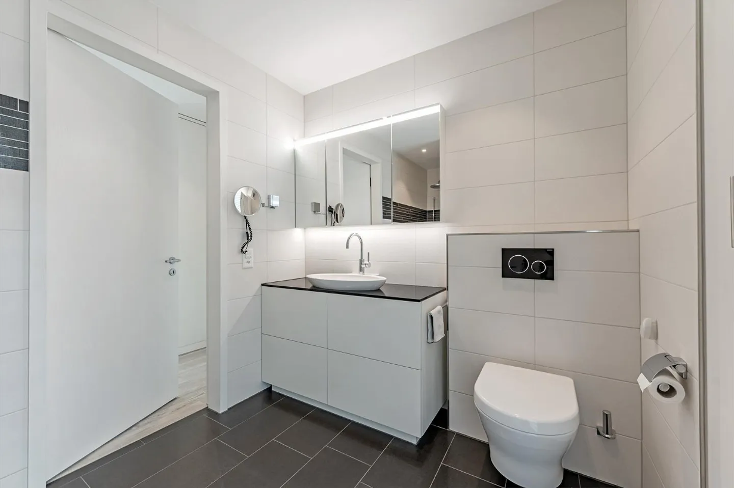 Exclusive living with plenty of privacy and panoramic views - Photo 8 of 12