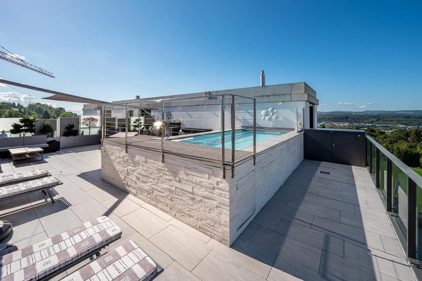 Exclusive living with plenty of privacy and panoramic views - Photo 10 of 12