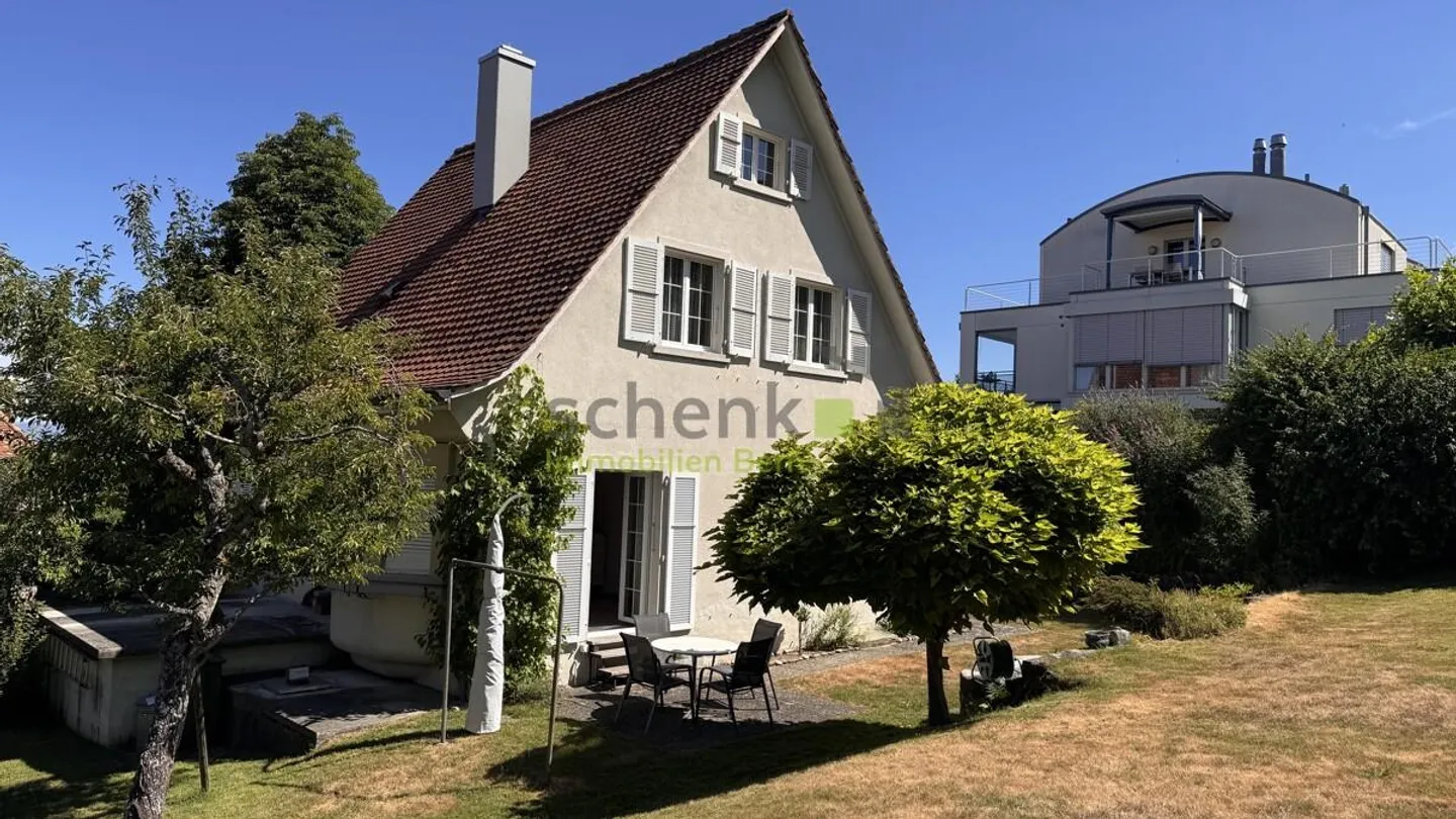 Charming Family House with Garden - Photo 4 of 18