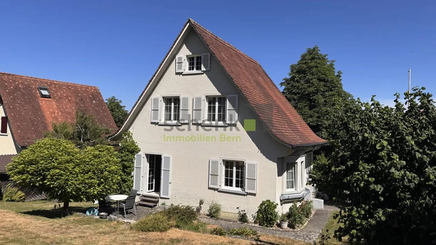 Charming Family House with Garden - Photo 5 of 18
